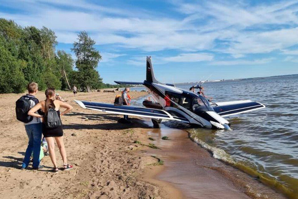     Легкомоторный самолет упал на пляж Финского залива в Петербурге 4 августа 2022 года / Фото: СЗТП