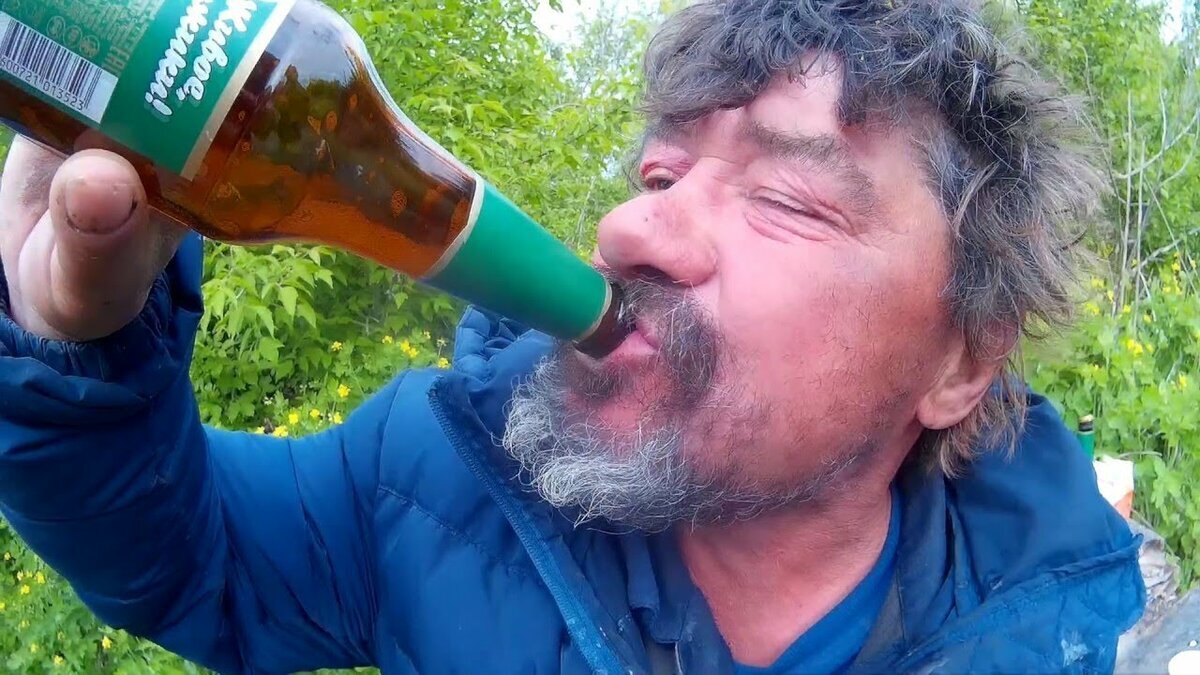 Когда я буду умирать,                                                                                                                      А умирать я всё же буду,
Друзья, взгляните под кровать
И сдайте винную посуду.