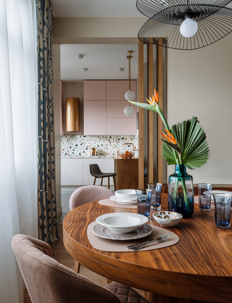 Рейки отделяют зону кухни. Проект SOVA interiors