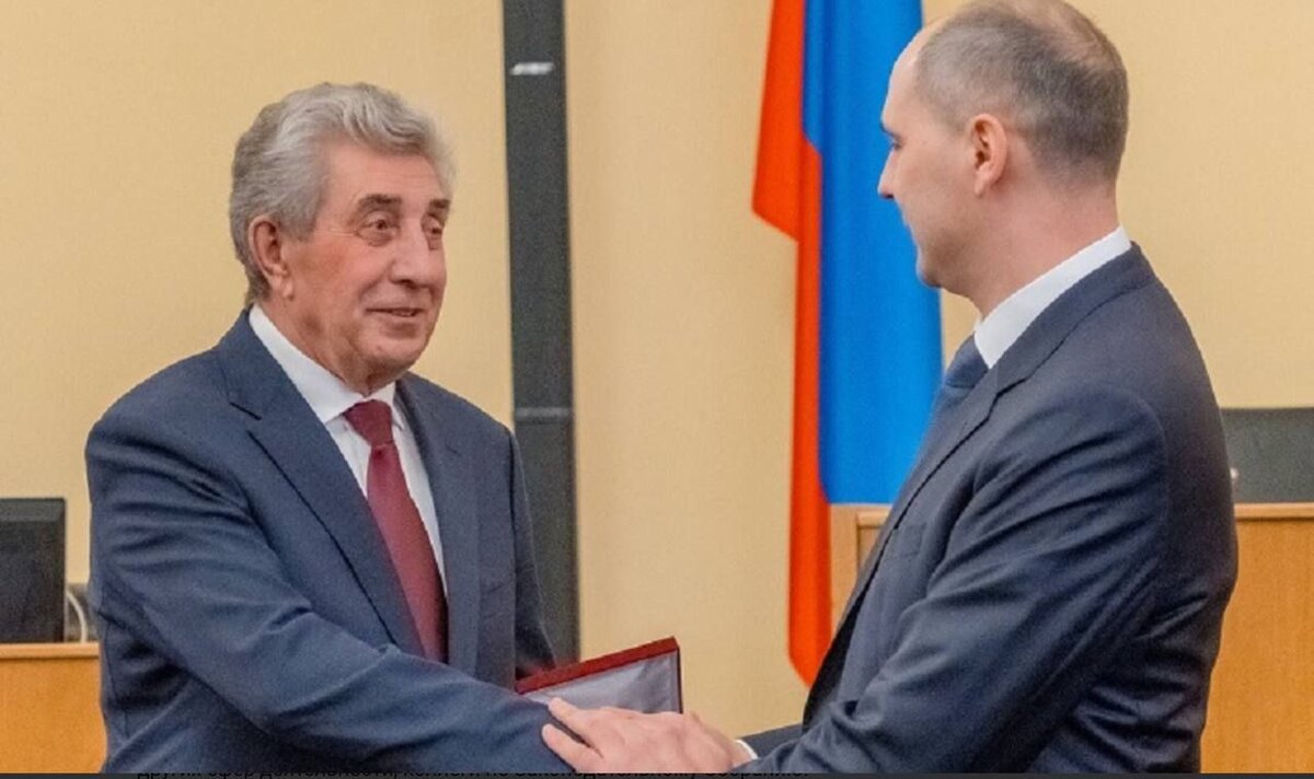  📷    Председателю Законодательного собрания Оренбуржья Сергею Грачёву вручён Золотой знак Андрей Севостьянов