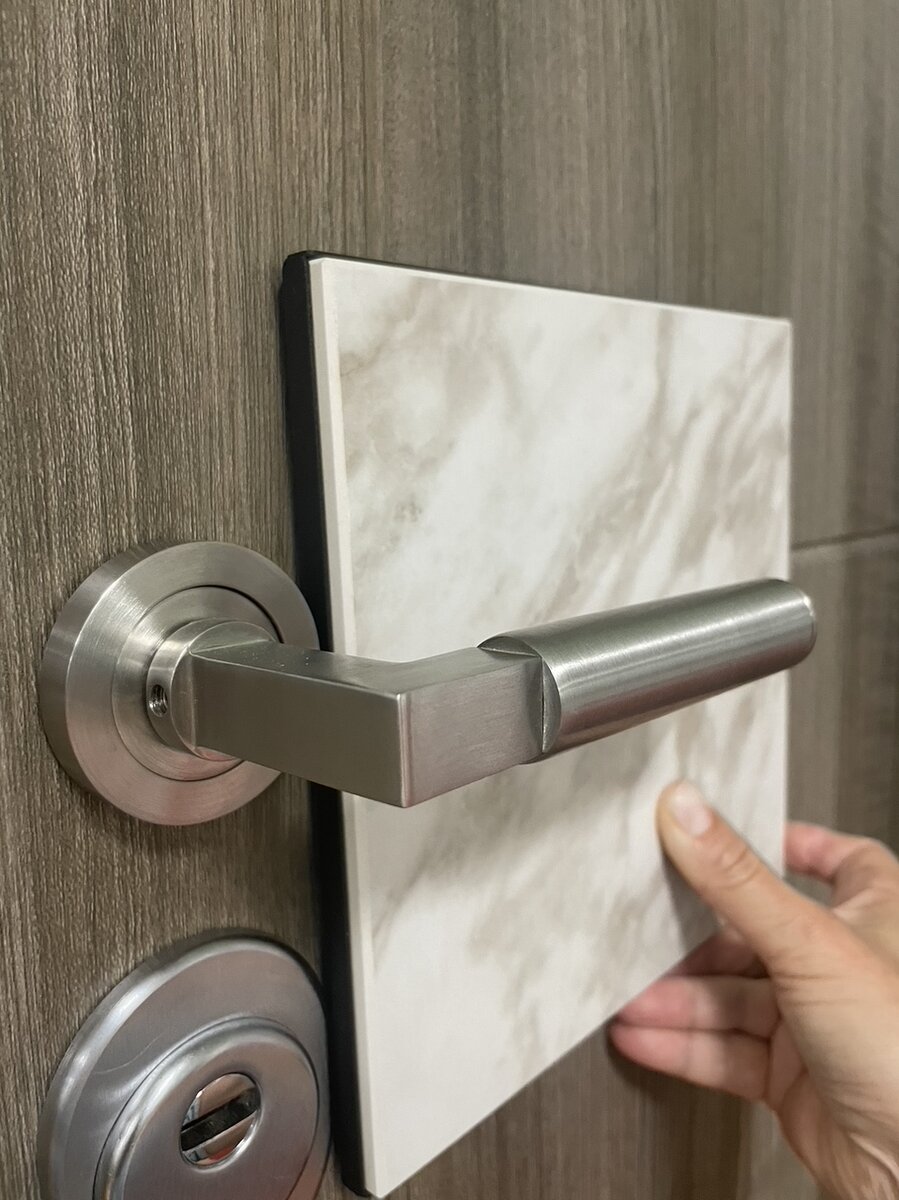 Примерка образца мраморной панели двери KASO (Финляндия)