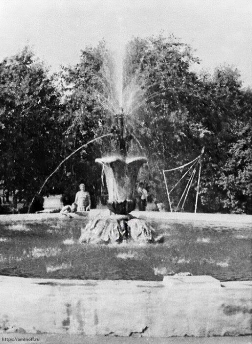"Каменный цветок" Комсомольского сквера. Фото Зеленского Вячеслава. 1964-65. Из архива https://aminoff.ru.