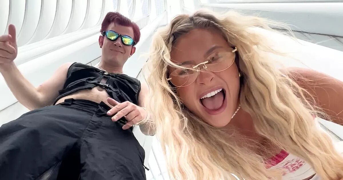     Пародийный клип на танцевальные хиты 1990-х стал мировой сенсацией. При этом текст песни — полная несуразица