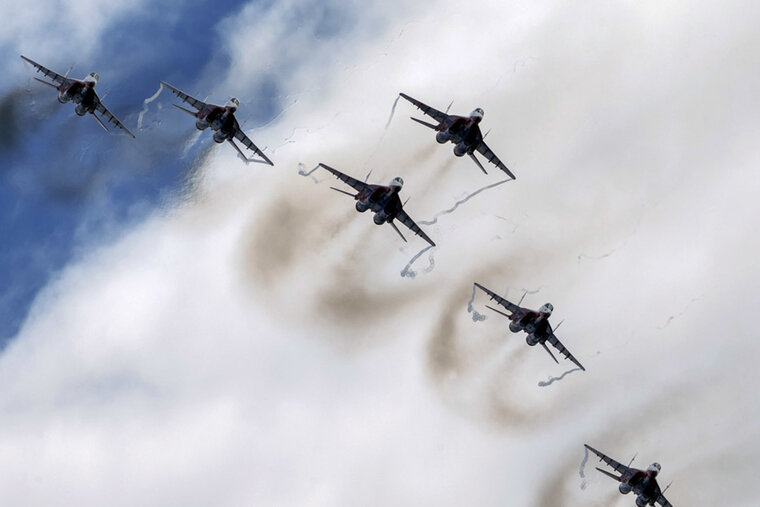    Для опознания цели в воздух был поднят российский истребитель МиГ-29