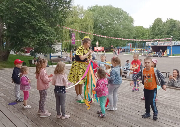    Прощаясь с Татьяной ЩЕРБАКОВОЙ, дети спрашивают, когда же они увидятся снова