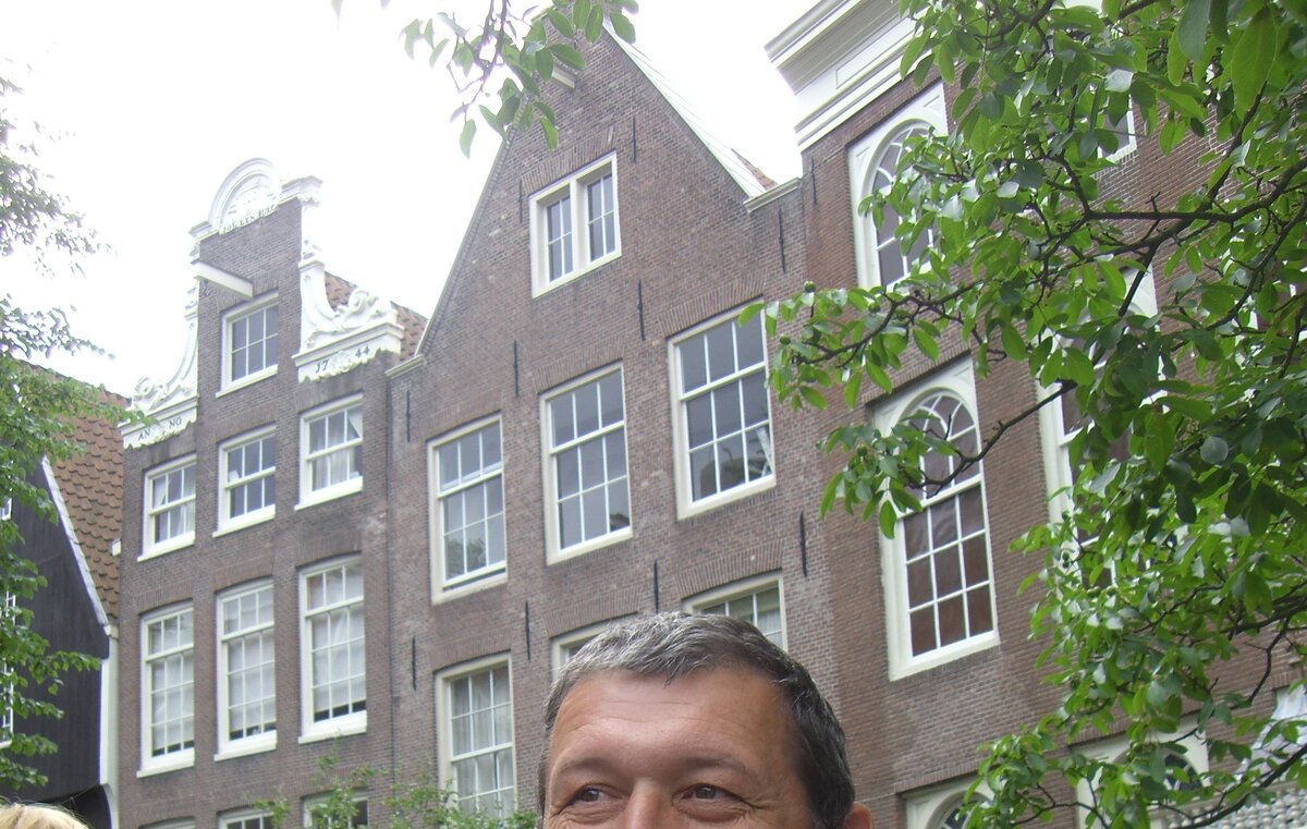 На двух амстердамских домах балки, о которых я рассказывал, отчётливо видны. Глаза туриста, беспардонно вмешавшегося в иллюстрацию, напоминают глаза автора двенадцать лет назад.