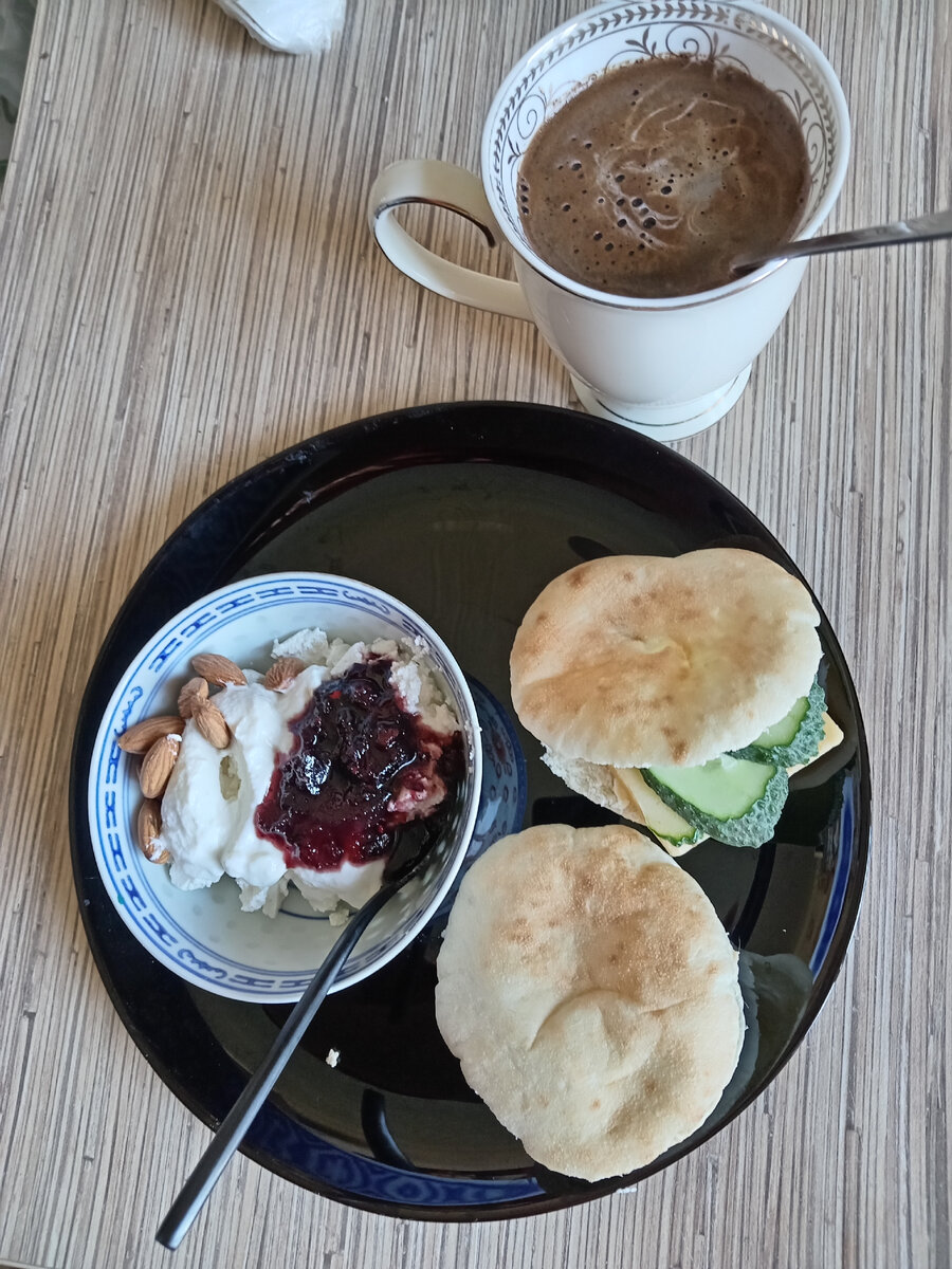 Творог, миндаль, две мини питы с сыром и икрой трески. 