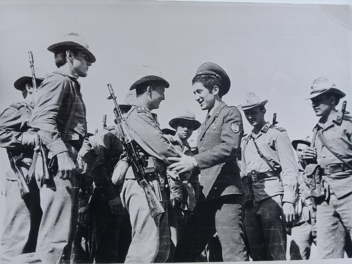 Дембель Владимир Бигаев в центре...