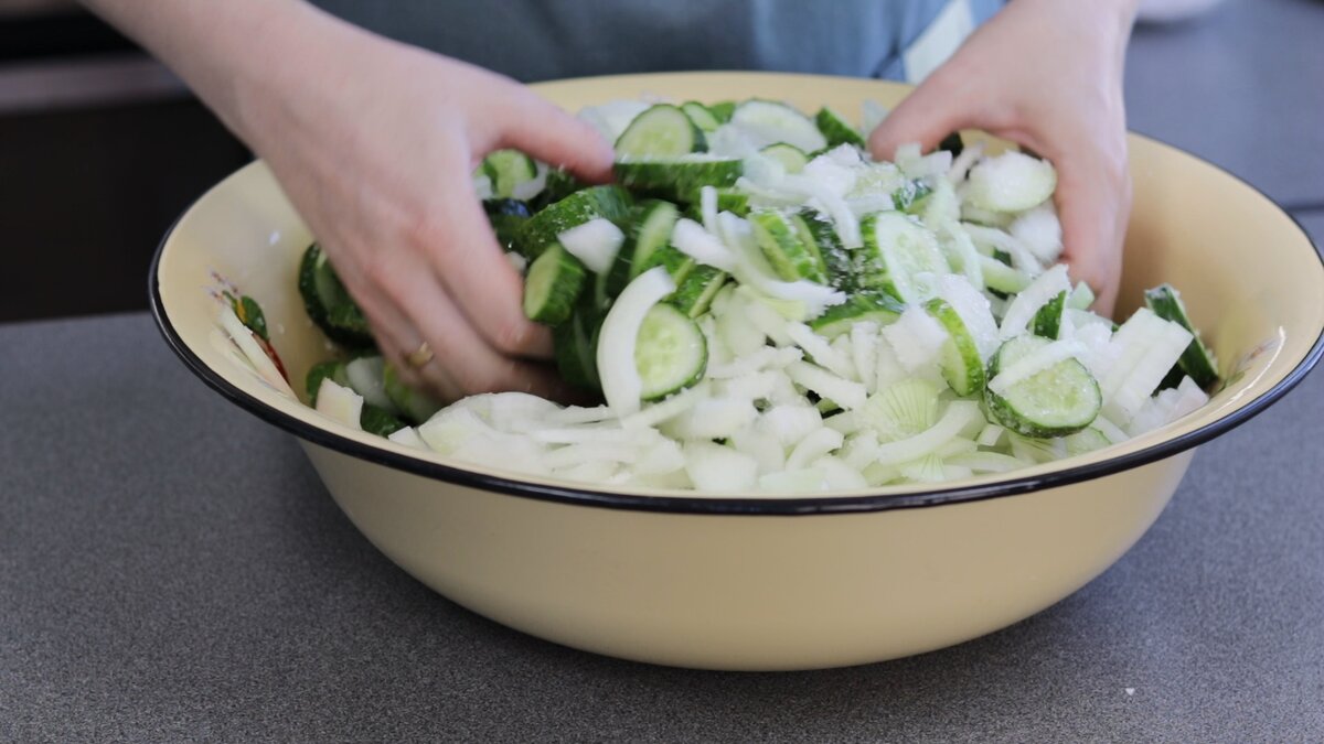 Огурцы Просто Бомба! Такие Вкусные, что Остановиться Сложно!Огурцы с Луком  Маринованные 