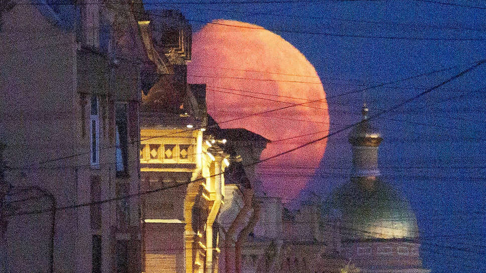    Санкт-Петербург, Россия. Луна над Литейным проспектом Майя Жинкина/Коммерсантъ