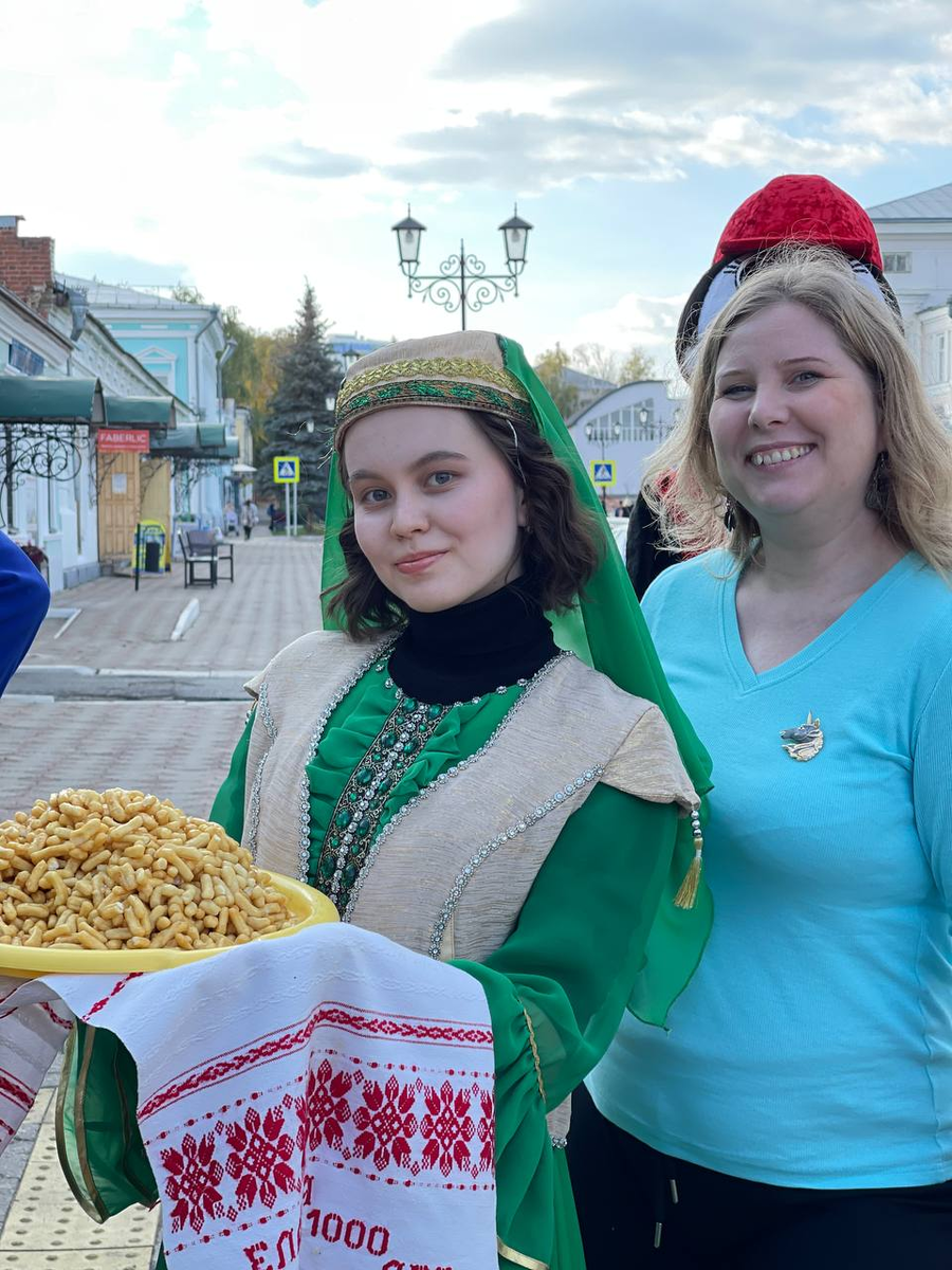 чак-чак, татарская женщина, автор и дрозд