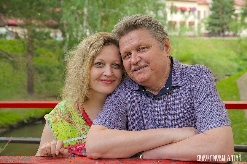 Одна из любимых фотографий. Первая длительная прогулка и съёмки ТВ после операции на сердце у мужа.