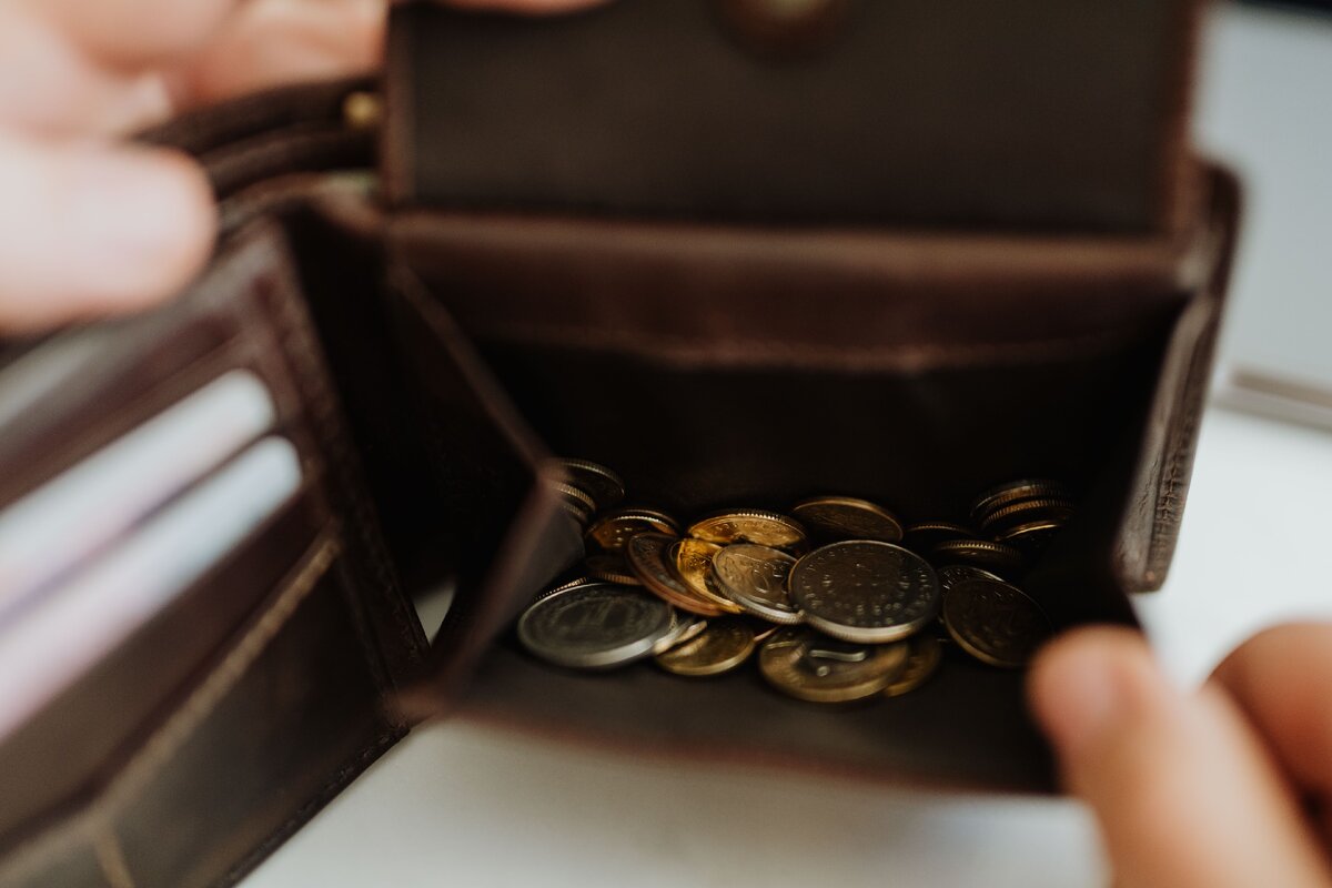 Можно воспользоваться отсрочкой платежей по кредиту  - "кредитные каникулы" сроком до 6 месяцев