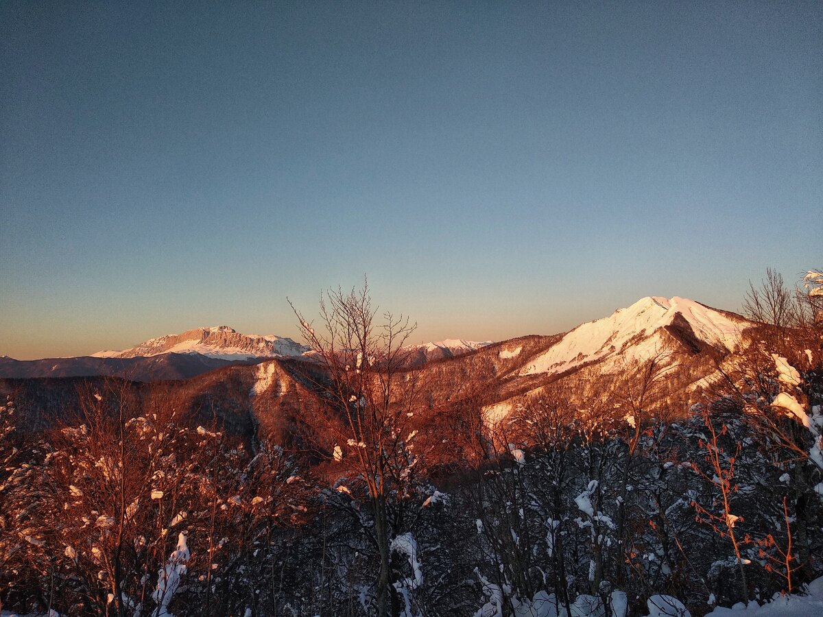 Справа гора Большая Амуко 1918м и Малый Амуко 1847м, слева — гора Фишт 2867м