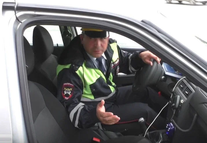 Сижу в машине гаи. Полицейская рация. Дпс остановили вид из машины. Авто с гаишником. Патрульная машина дпс.