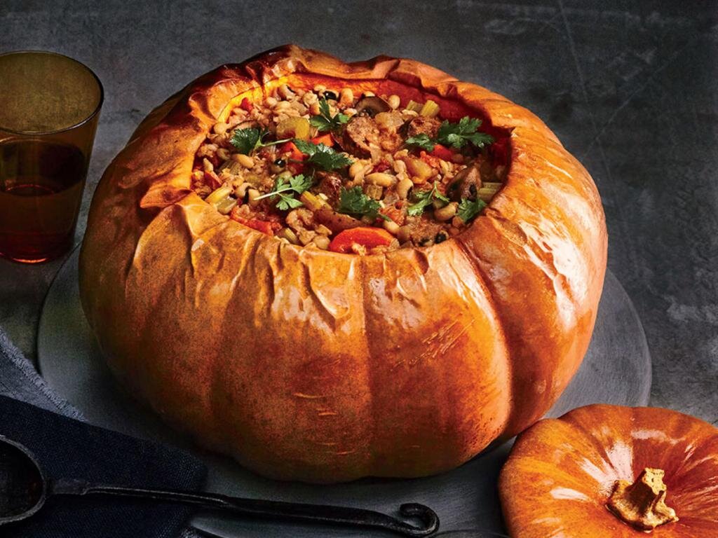 Фаршированная тыква - очень популярное блюдо в кавказской кухне. Готовят его не только грузины, но и армяне. 