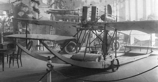 23 апреля 1911 в Петербурге началась первая международная воздухоплавательная выставка.

