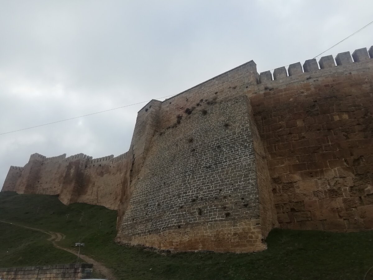 Наружные стены впечатляют своей неприступностью.