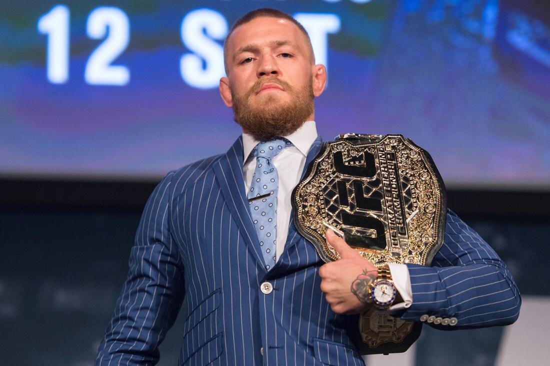 Конор МакГрегор с чемпионским поясом UFC