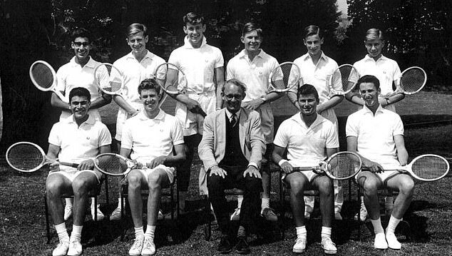 Дэвид Суше первый слева в первом ряду