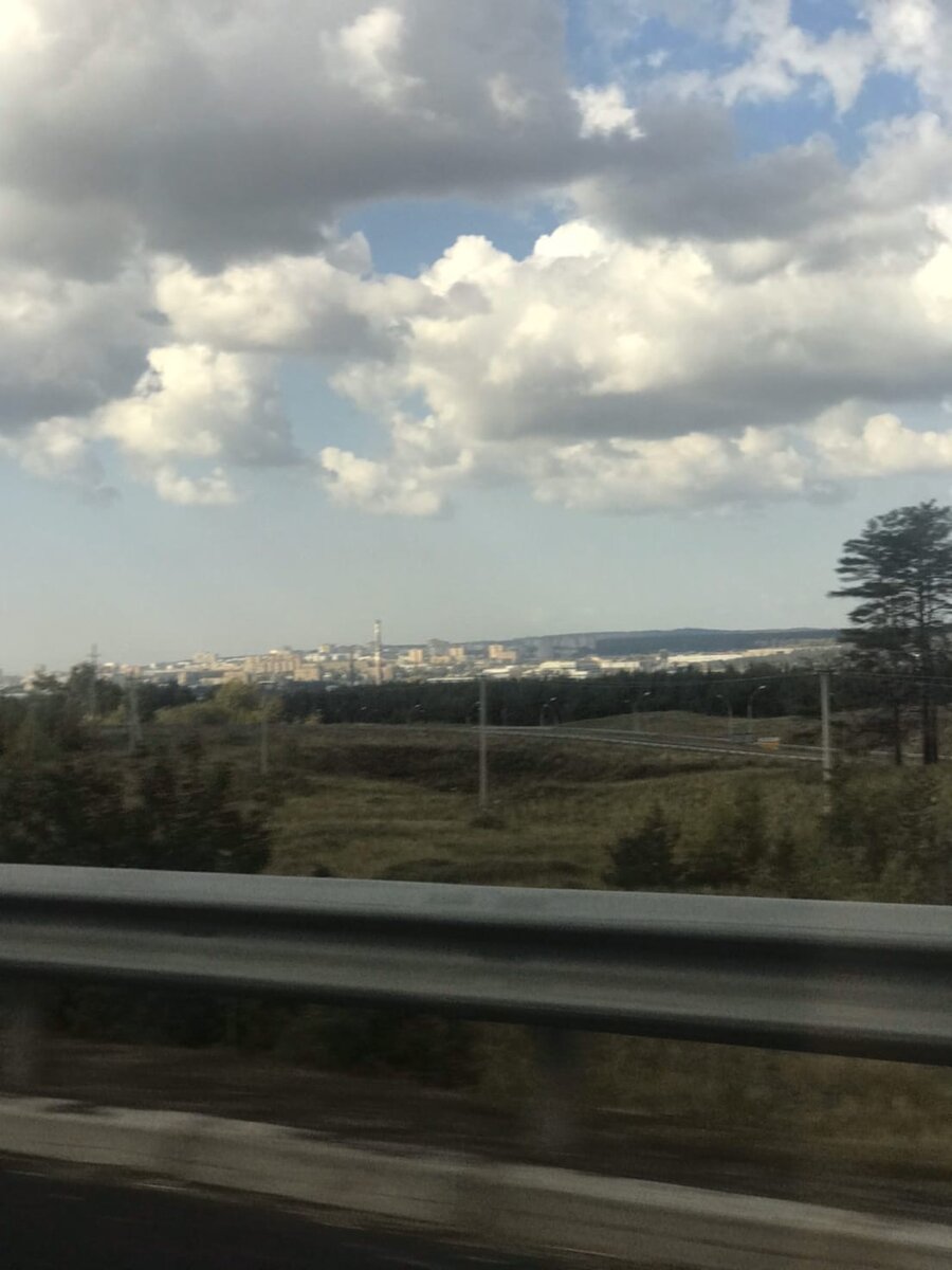 Дорога в аэропорт. За окном город Тольятти.