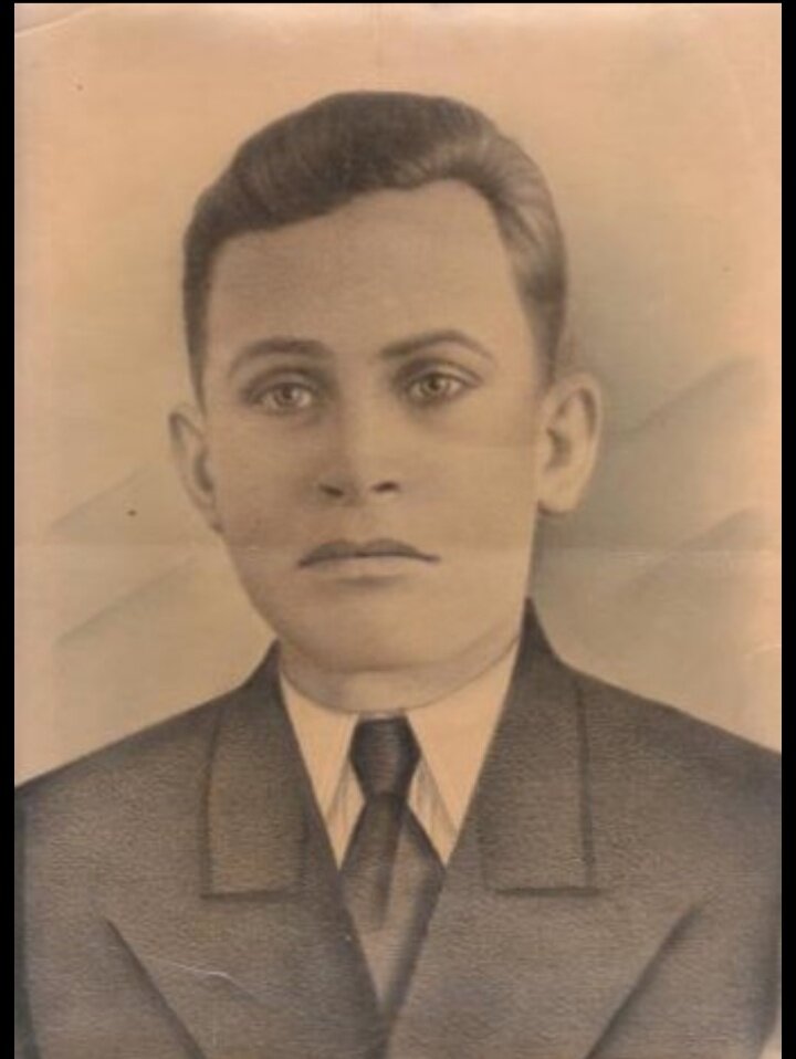 Поскольку дедушка был разведчиком и диверсантом, то за водой приходилось бегать ему. Взял ведро, связку фляжек и двинул через рощу да через поле к колодцу. Подползает он к колодцу, тишина вокруг. По-тихому, осторожно спускает ведро в колодец, а сам за него прячется. Мало ли, вдруг пуля шальная или снайперская. Чувствует, набралось ведро полное, потянул веревку обратно. Чуть высунулся и смотрит, немец ползет. Тоже с ведром и фляжками. Фашист не в форме, а в рубахе, рыжий, с гармошкой губной на шее. Еще и без оружия. — Вот охламон — с усмешкой проворчал дед — Вот оболтус, кто ж тебя на смерть то отправил родной… Потянулся дедушка что б нож достать из сапога, чуть отвлекся, а немец тут как тут. За руку схватил деда и на колодец показывает. — Васа! — говорит фашист — Васа унд фалясен! Дед, по долгу службы немецкий знал, и понял, что немец предлагает набрать воды и разойтись по мирному. Русскому солдату уже как-то неудобно стало немца резать после диалога такого. А в спину бить тоже некрасиво. Короче набрали воды и разошлись. На следующий день встреча повторилась. Поскольку дедушка знал немецкий, удалось немного поговорить с немцем. Тот рассказал про семью свою, а заодно и про то, что он всю эту войну вертел на известном месте, и скучает по детям с женой. Так пересекались они раз пять. У себя в части дед про эти беседы, конечно, не говорил, мало ли за измену Родине под трибунал сошлют. И вот, как-то раз, под вечер уже, послышалась издалека мелодия. Губная гармошка играла. — Сидоров! — командир обратился к дедушке моему — Ну-ка метнись проверь че там немчура задумала. Не нравится мне пиликание это, вдруг в наступление они пошли. Дед пошел в разведку. Издалека увидел, что его новый знакомый у колодца затаился. — Ты че охренел? — зашипел на него дед — Ты че вытворяешь?! Жить надоело? — Спокойно Володя — отозвался тот — Уходим мы сегодня. Отступаем. Попрощаться хотел. — Понял. — дед говорит, что ему даже грустно стало в тот момент. — Ну давай, удачи. Жене с детьми привет передавай. — Вот — немец подал ему гармошку — На память возьми… На том и распрощались. Дед вернулся в часть. Соврал что поймал вражеского разведчика, допросил и убил. Тот сообщил ему, что немцы снимают линию обороны и уходят. Вечером информация подтвердилась, от немцев потянулись обозы отступления. Естественно, что по сигналу прилетели бомбардировщики и немецкую колонну уничтожили. — Вертел я все эти войны Серёженька… Это история об одном человеке, а их миллионы к семье своей не вернулись. Уж я то повидал таких, и за каждого душа болит, неважно русский он или немец — закончил свой рассказ дедушка — Война всегда одинаковая, но и люди на ней тоже… У него вся грудь в орденах… уверен, он принял правильное решение, когда сообщил об отступлении. А гармошка та у него в серванте лежит, в носовой платок завернута…

