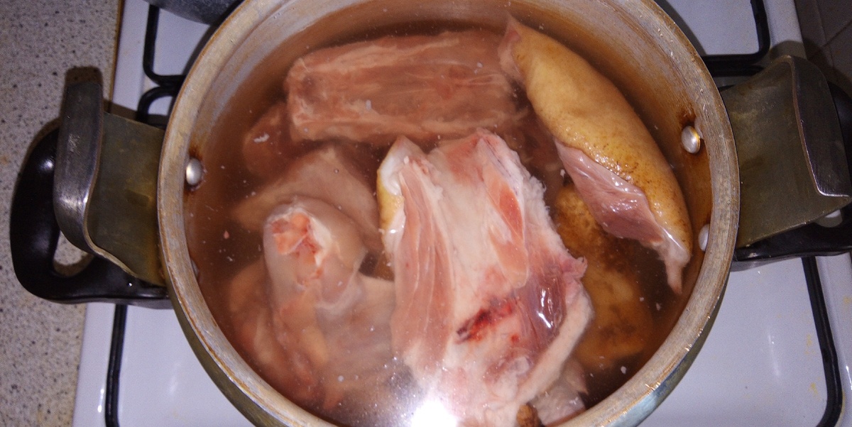 Мясо уложить в скороварку, залить водой, чтоб закрывала мясо на 3 пальца, и на огонь