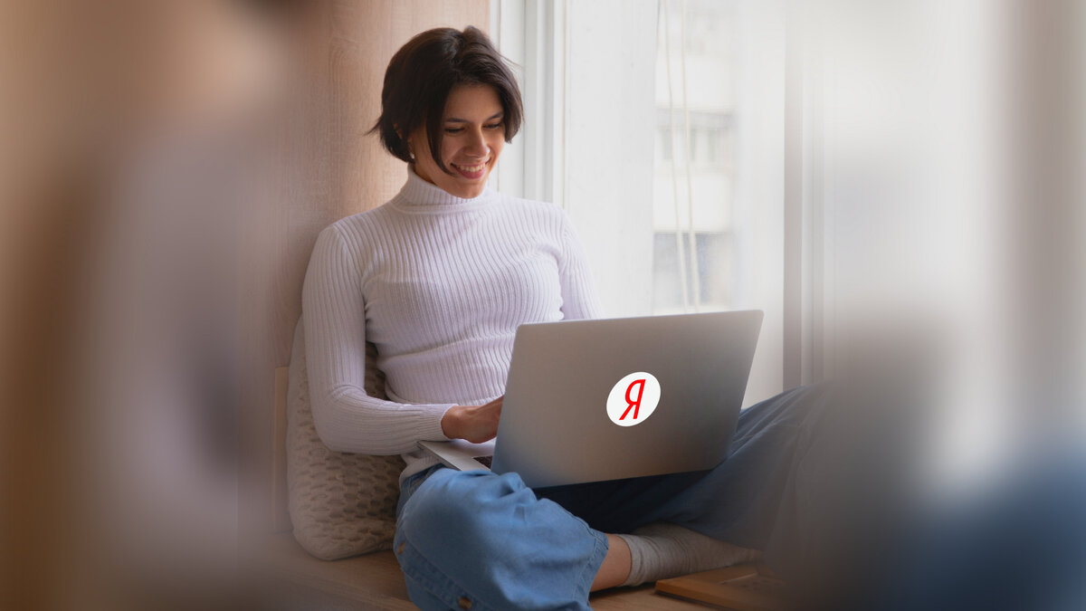 Можно и на подоконнике сидеть, главное, чтобы был интернет и чтобы не простудились. Оригинальное фото от: https://www.pexels.com/@ekaterina-bolovtsova