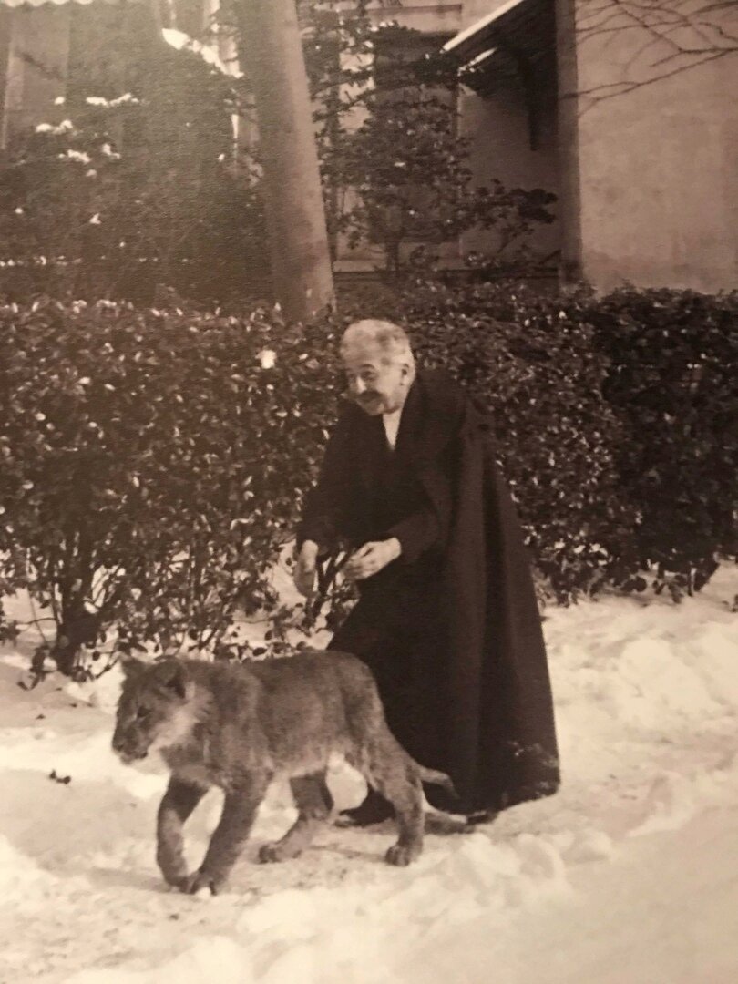 Огюст Люмьер и его лев. 1915. Дом-музей братьев Люмьер, Лион