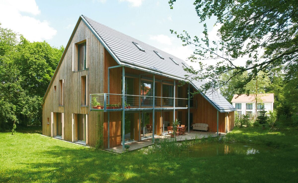 Терраса под балконом. Довольно длинный балкон дает возможность создать просторную террасу.