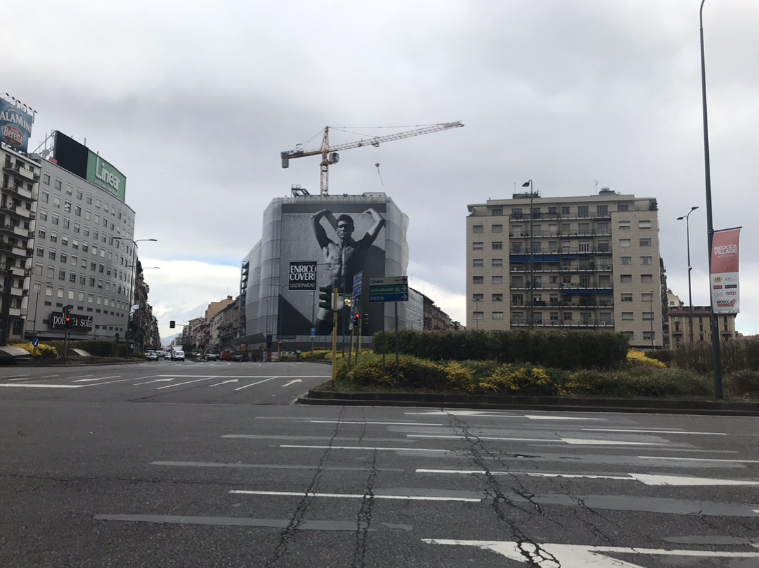 Сегодня на площади "висит", разве что,  мужчина-модель в трусах