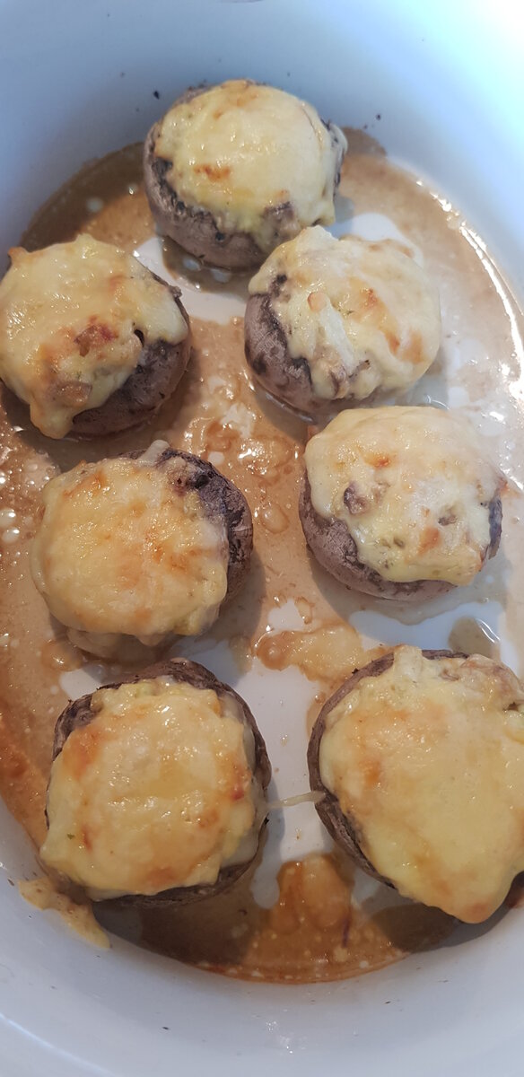 Готовые грибочки. Все съедаем за один раз прямо из духовки. 