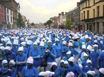 Это люди, которые пришли на фестиваль «Мукномания» в Каслблэйни, Ирландия, 18 июля 2008 года.