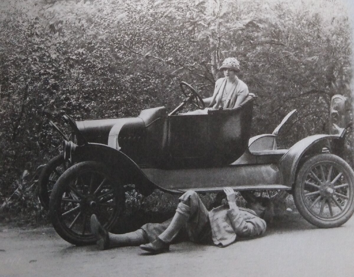 Фотография начала 20-ого века, запечатлевшая ремонт автомобиля с двигателем внутреннего сгорания