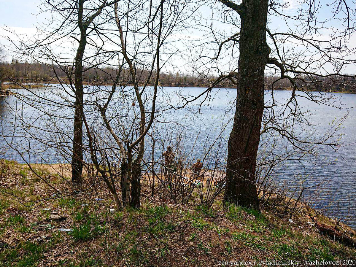 Несмотря на самоизоляцию люди спокойно отдыхают у водоема