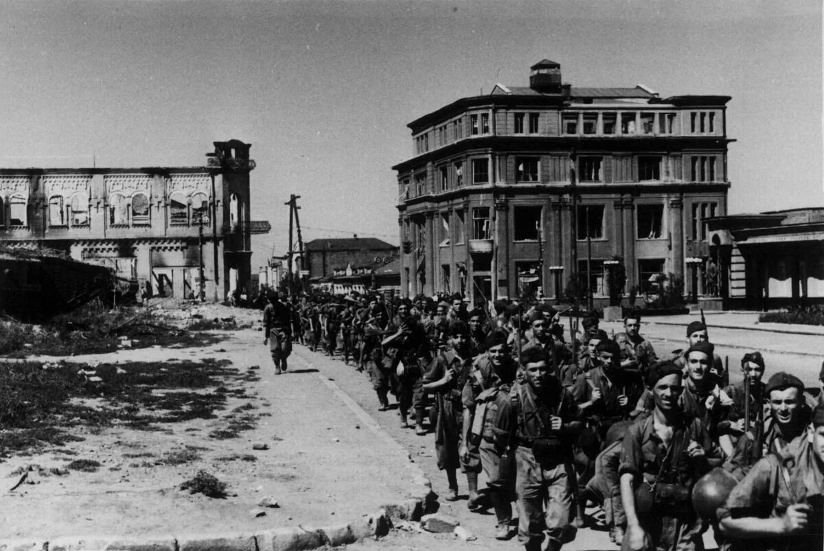 Город освобожденный 1943. Оккупация Луганска 1942-1943. Ворошиловград Луганск 1942. Ворошиловград 1943. 1943 Год город Ворошиловград.