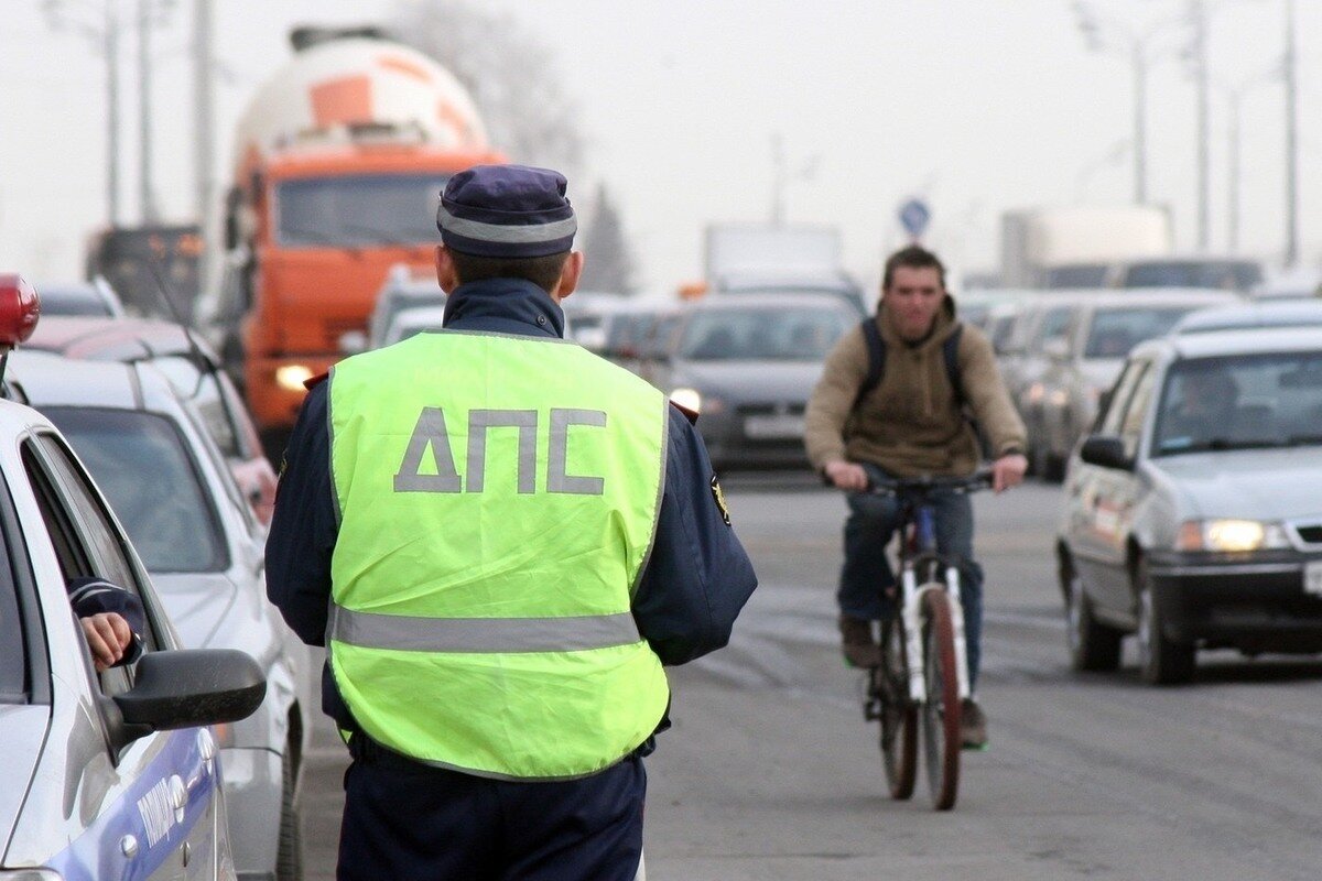 «Сотрудник ДПС останавливает велосипедиста»