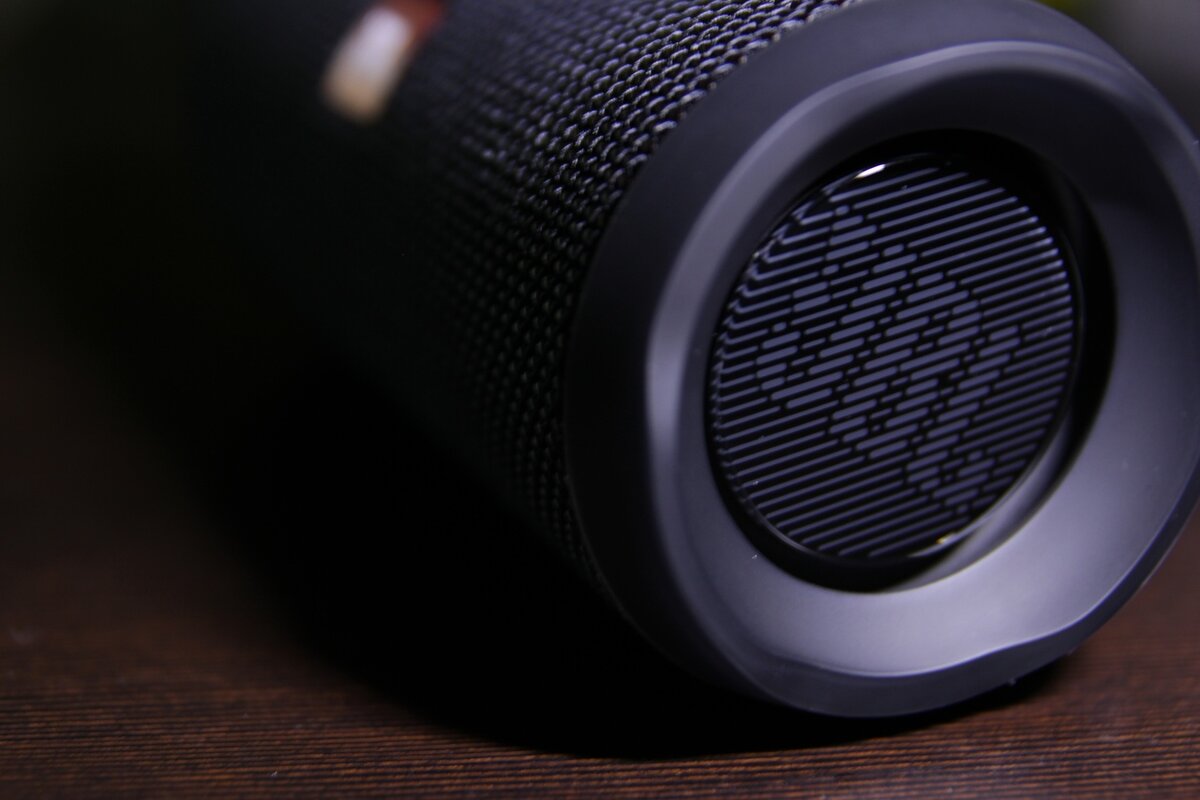 JBL Flip 4 - одна из лучших портативных колонок, пожалуй, самая стильная.