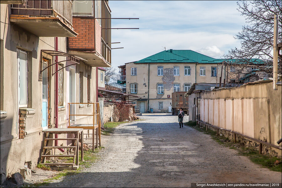 Приехал в Цхинвал и захотелось сразу же развернуться, и уехать. Это самая убогая столица, где я бывал