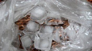     Готовить коктейль мы будем при помощи шейкера. Для начала положим в него кубики льда, а затем добавим все остальные ингредиенты: текилу, апельсиновый ликер, свежевыжатый сок лайма. Слега посолим, закроем крышкой и тщательно взболтнём.   
