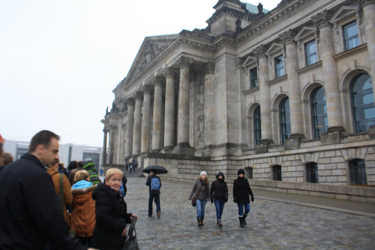 Парадный вход в рейхстаг, куда через 3 минуты начнут пропускать туристов