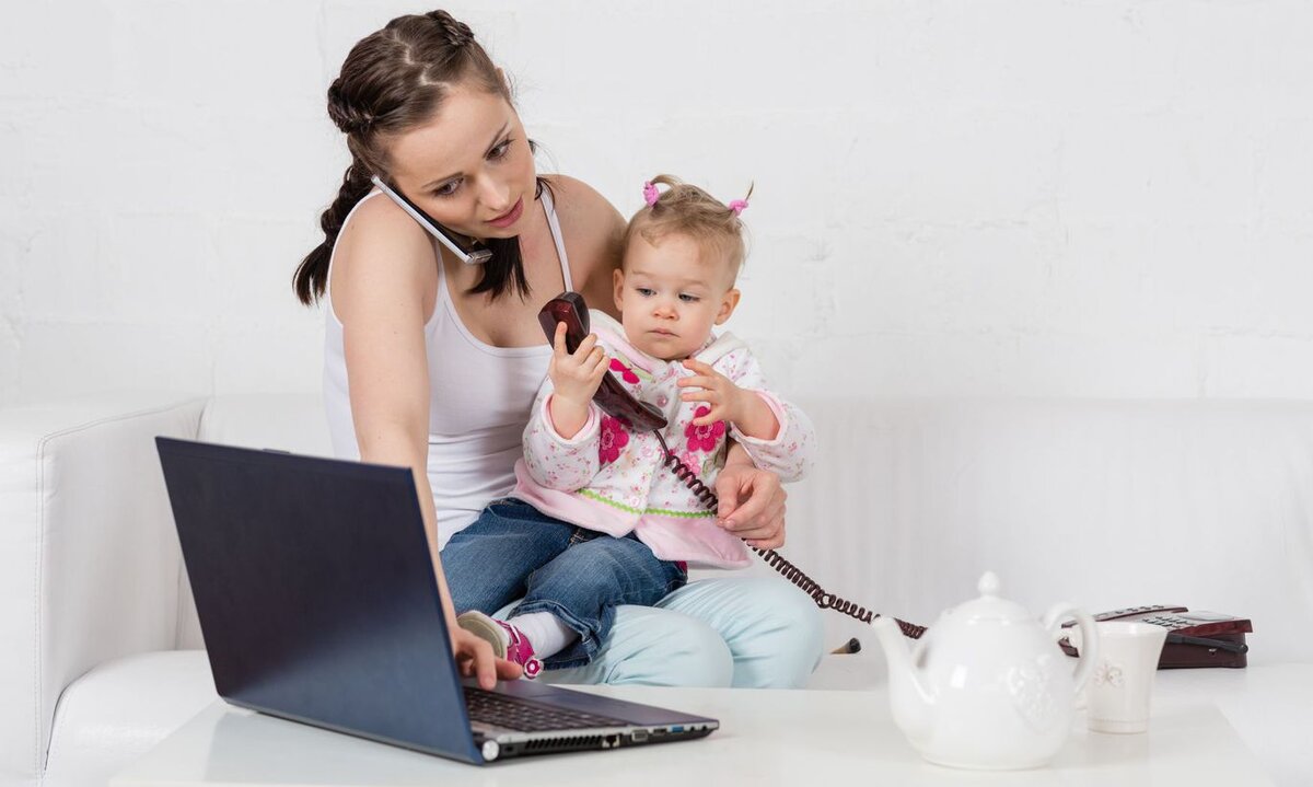 Мама сидит в телефоне. Мама в декрете. Мама с ребенком за компьютером. Современная мама. Мама с ребенком и ноутбуком.