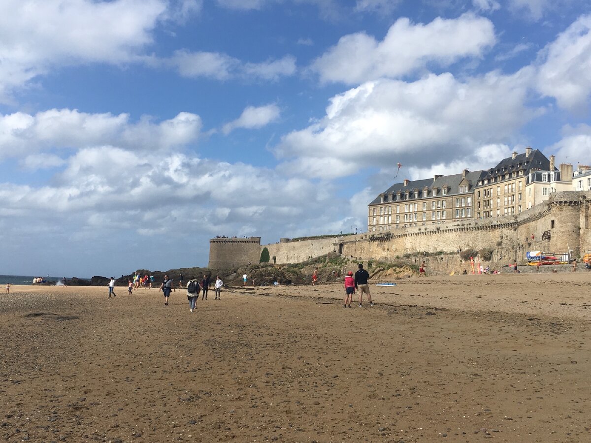 Вид на крепостные стены Сен-Мало с пляжа Bon Secours