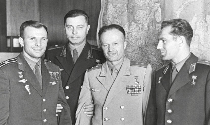 Ю. Гагарин и третий слева - Н. Каманин