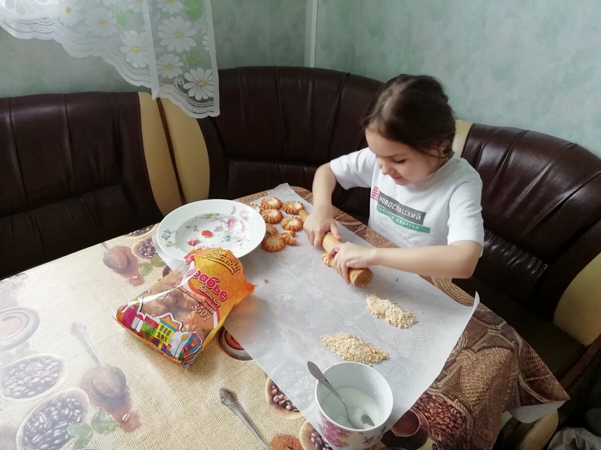    Маша помогает маме. А Вы можете помочь развитию канала подпиской и откликом!