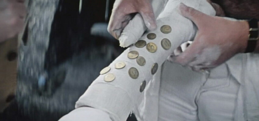 Бандиты кладут гипс, одновременно закладывая монеты.