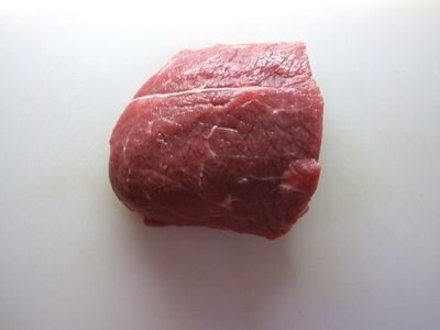    Ставим на плиту кастрюлю с чистой водой и доводим ее до кипения. В кипящую на среднем огне воду опускаем мясо (в нашем случае говядину), предварительно хорошо промытую под водой, и варим до готовности, около одного часа. В котелок высыпаем, предварительно вымытый рис. Заливаем его водой, в пропорции 1:3 и также варим до готовности, минут 15-20.  