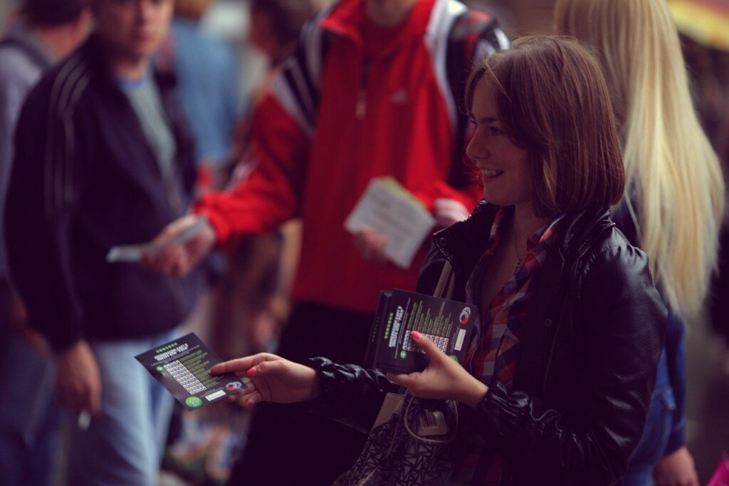 Промоутер.Раздача листовок.