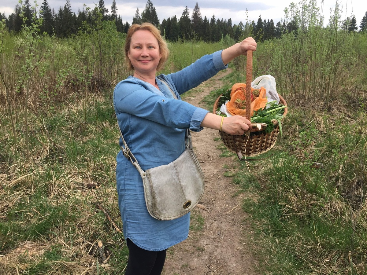 В корзинке все съедобное!!! Кервель, крапива, моя любимая сныть, кислица, лопух, одуванчик, вершки кипрея (иван-чая) и крючочки папоротника. 