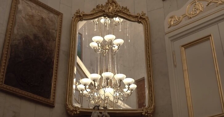 16-метровая двухтонная люстра муранского стекла. Фото: tnomer.ru